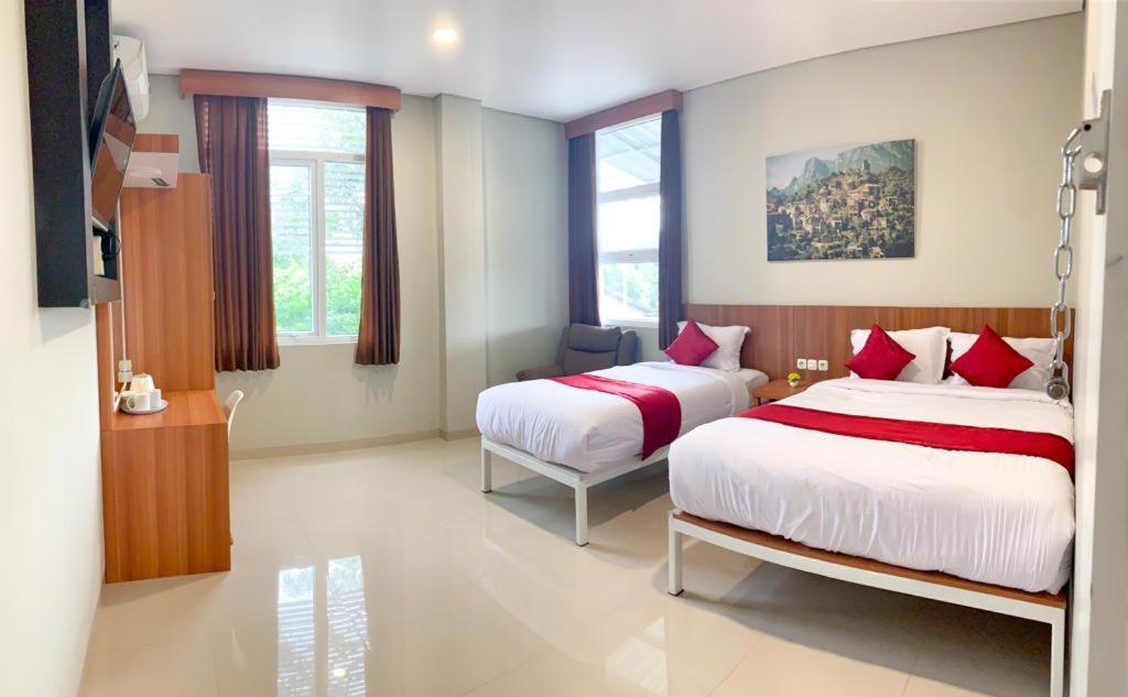 Oyo 2816 Privato Suite Kembaran Exteriör bild