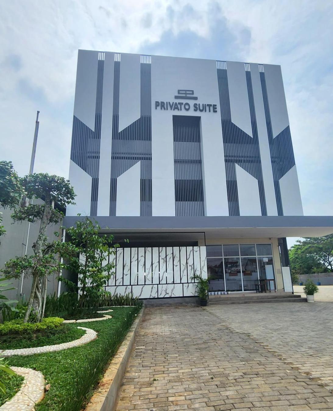 Oyo 2816 Privato Suite Kembaran Exteriör bild